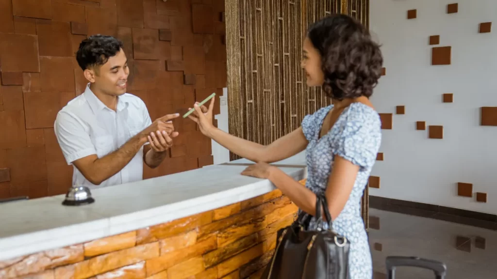 ilustrasi manfaat crm hotel
